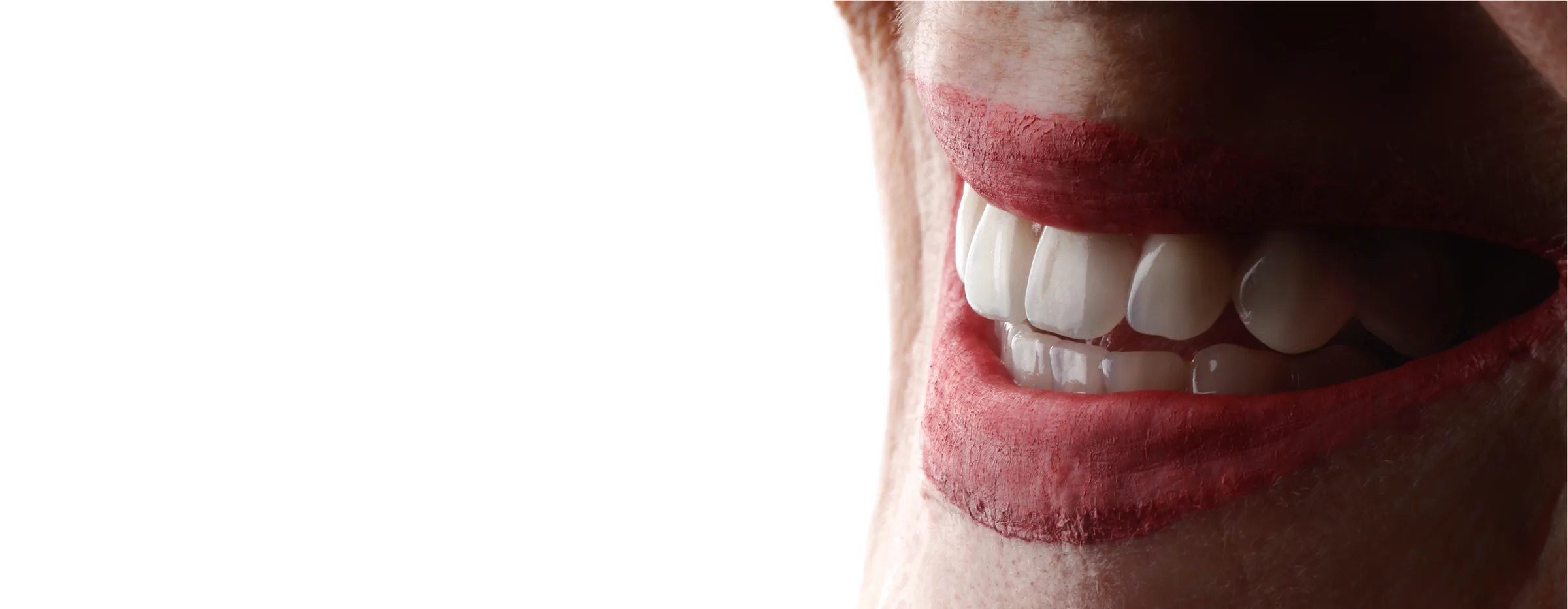 Detalhe de um sorriso com dentes naturais e harmoniosos